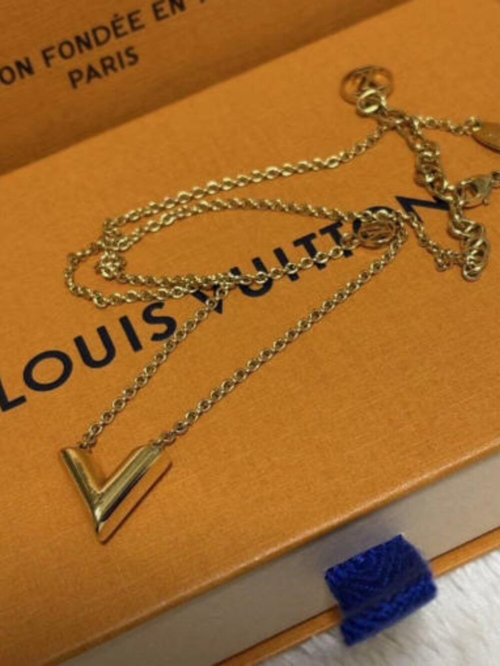 Louis Vuitton Gold V-Shaped Pendant Necklace with Box - Picture 2 of 3